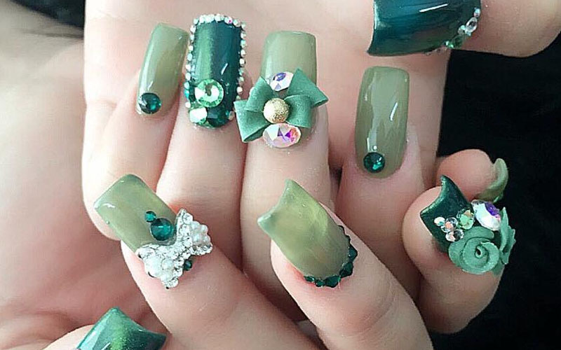 Mẫu nail đính đá cầu kỳ