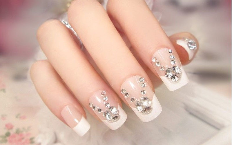 Mẫu nail đính đá kiểu Pháp trang nhã