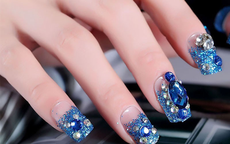 Mẫu nail đính đá màu xanh tươi mát