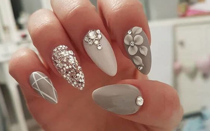 Mẫu nail đính đá màu xám