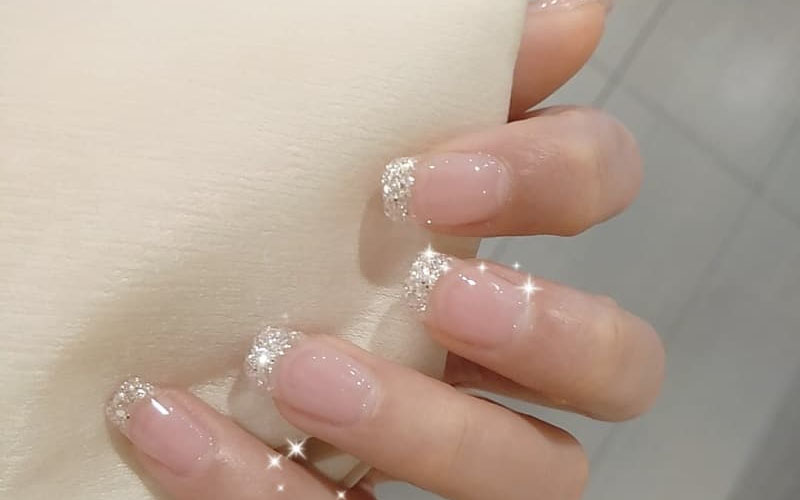 Mẫu nail trong suốt vẽ đầu móng