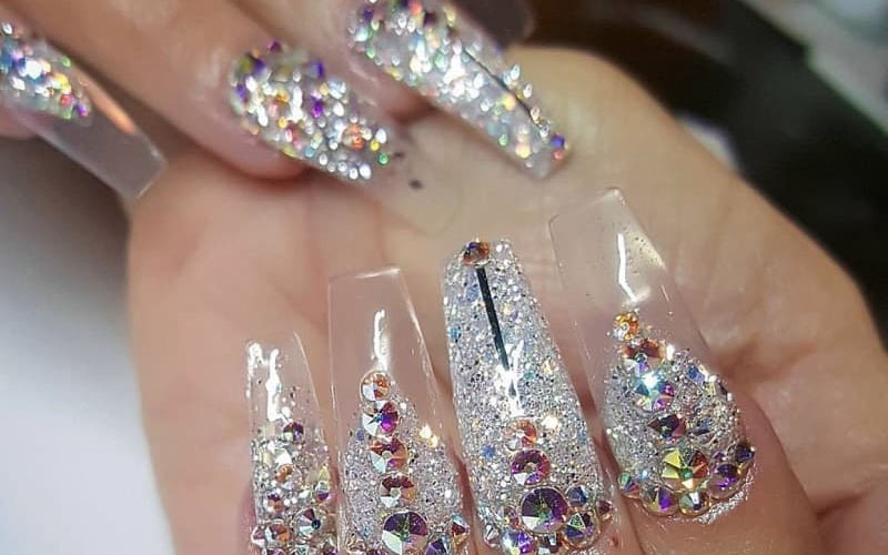 Mẫu nail trong suốt đính đá