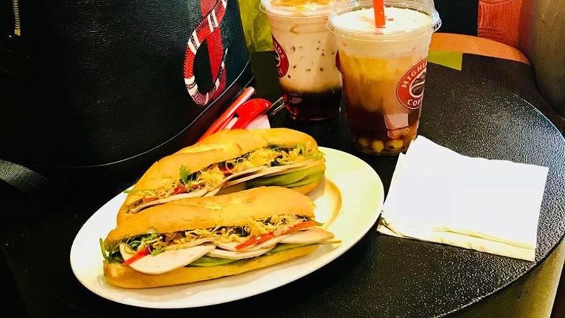 Bánh mì chả lụa xá xíu