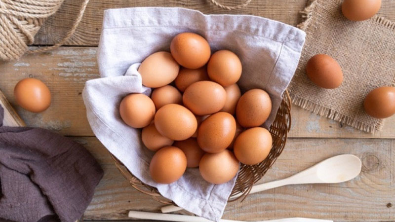 Chọn trứng gà có vỏ hơi nhám, sần sùi 