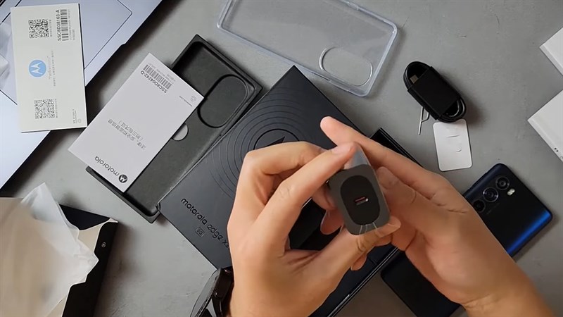 Moto Edge X30 được đi kèm với nhiều phụ kiện Moto Edge X30 được đi kèm với nhiều phụ kiện