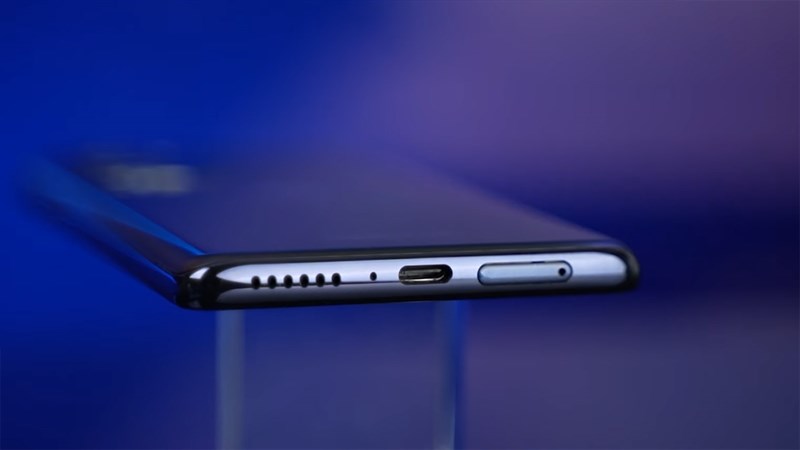 Cạnh dưới của Moto Edge X30 Cạnh dưới của Moto Edge X30