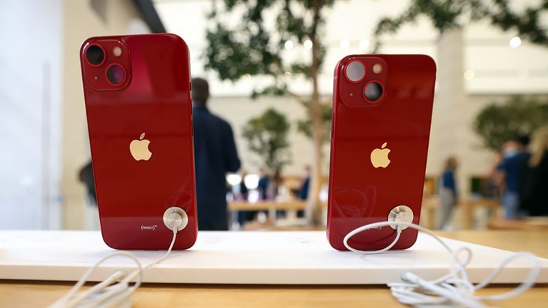 Quầy trưng bày điện thoại iPhone 13 Product Red trong cửa hàng Apple Inc. ở London, Vương quốc Anh