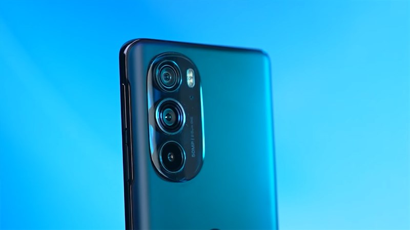 Moto Edge X30 được trang bị cụm 3 camera với camera chính độ phân giải 50 MP Moto Edge X30 được trang bị cụm 3 camera với camera chính độ phân giải 50 MP