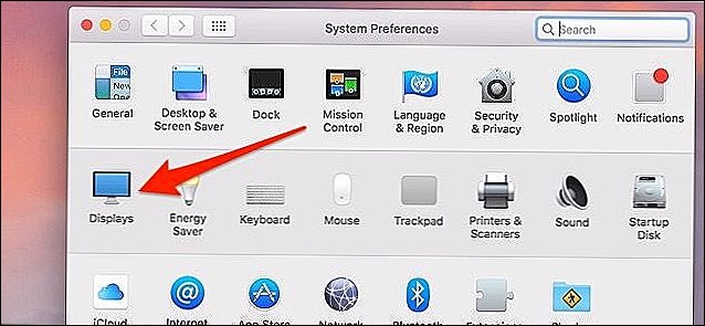 Nhấp vào trình đơn Apple > Chọn System Preferences (Tùy chỉnh hệ thống) > Chọn Displays.