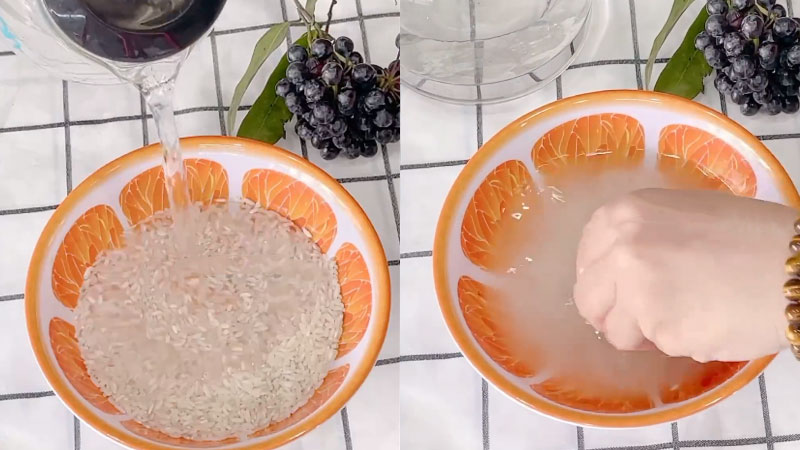 Rinse the rice to make a mask
