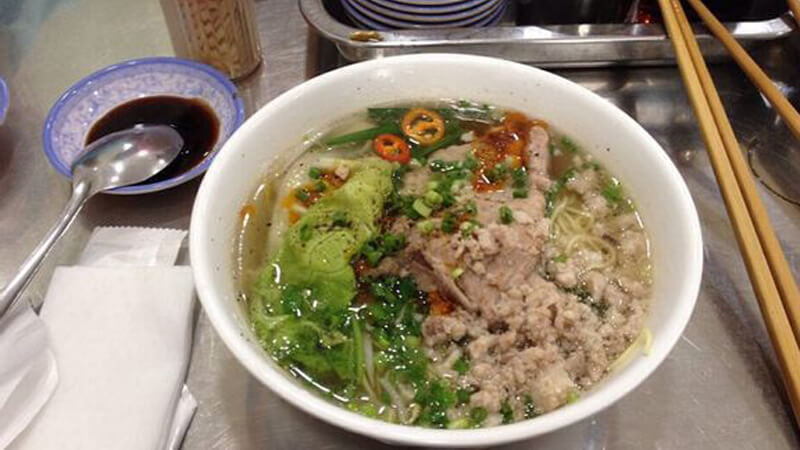 Top 10 super-crowded “delicious” noodle shops in Tan Phu district