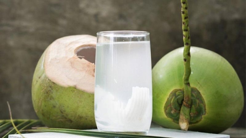 Nước dừa non thường chứa nhiều chất dinh dưỡng hơn nước dừa già