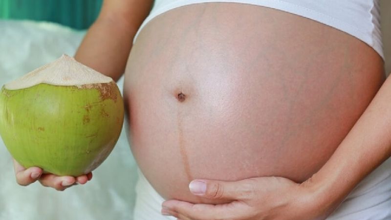 Mẹ bầu nên uống nước dừa từ tháng thứ 4 của thai kỳ