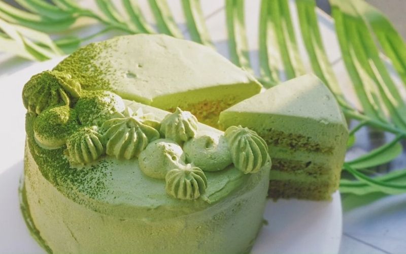 Bánh kem trà xanh với cốt bánh mềm xốp và vẻ ngoài thanh lịch
