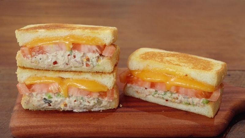 Sandwich cá ngừ phô mai