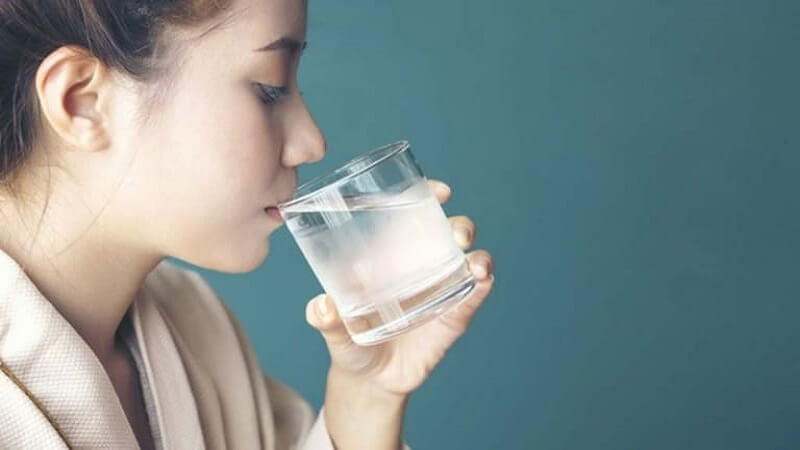 Người bệnh viêm amidan nên uống thật nhiều nước