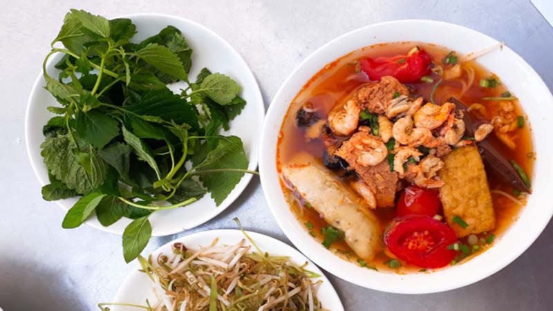 Tô bún riêu đầy ắp