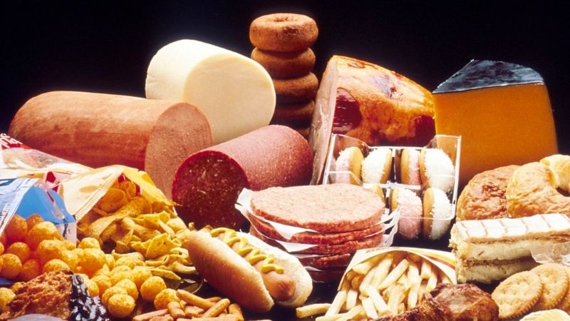 Sử dụng nhiều thực phẩm giàu chất béo làm tăng lượng cholesterol trong máu
