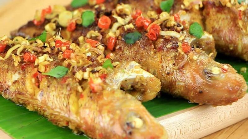 How to make simple but delicious fried red snapper with lemongrass and turmeric