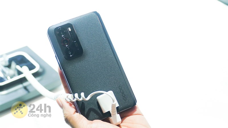 OPPO Find N 5G có thiết kế quen thuộc nhưng cảm giác cầm nắm rất tốt và tiện dụng OPPO Find N 5G có thiết kế quen thuộc nhưng cảm giác cầm nắm rất tốt và tiện dụng