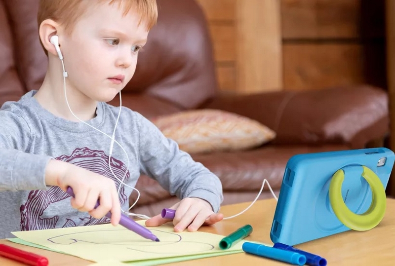 Tablet cho trẻ em là sản phẩm tuyệt vời cho các bé yêu thích công nghệ và thích tìm hiểu thế giới xung quanh. Với nhiều ứng dụng học tập và giải trí được tích hợp trong tablet, bé sẽ không bao giờ cảm thấy nhàm chán.