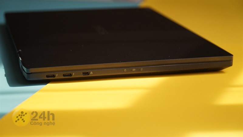Cạnh bên trái của ASUS ExpertBook B5 OLED