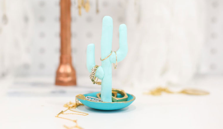 Khéo tay tự làm giá đựng trang sức hình cây xương rồng độc đáo