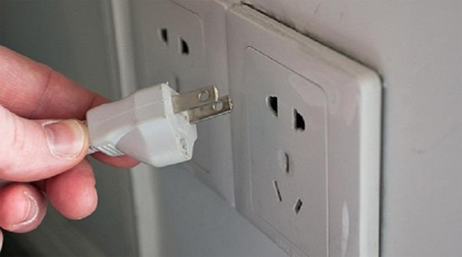 Bước 1: Bạn cần ngắt hết nguồn điện của tủ để đảm bảo an toàn trong quá trình lau dọn tủ đông