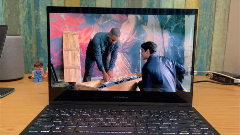 Laptop Asus ZenBook UX371EA i7 cho trải nghiệm xem phim cực kỳ sắc nét