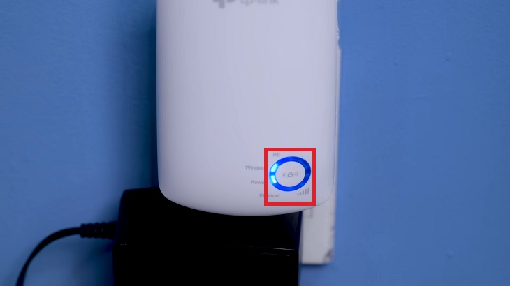Nhấn nút WPS (có biểu tượng hình ổ khóa) trên bộ phủ rộng sóng TP-Link