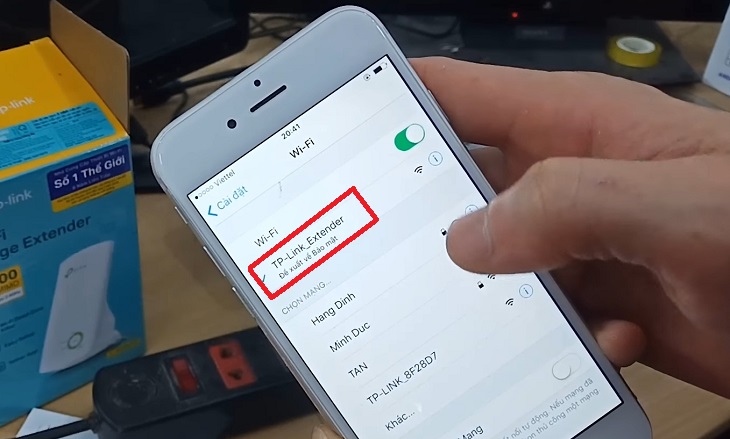 Cắm bộ mở rộng sóng TP-Link vào ổ điện, rồi thực hiện kết nối wifi trên thiết bị đó thông qua điện thoại.