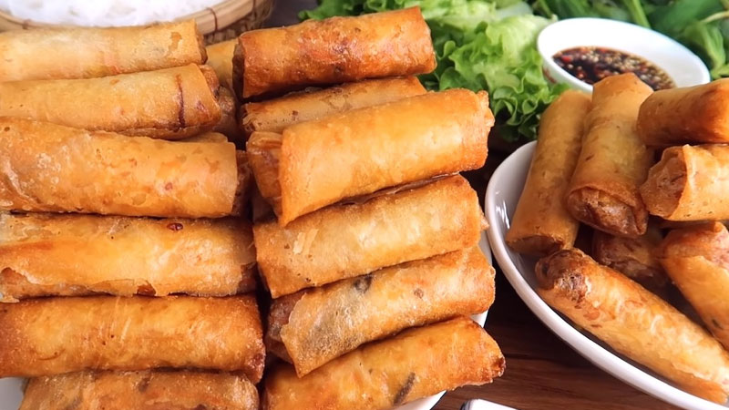 Instructions on how to make crispy and delicious calamari spring rolls