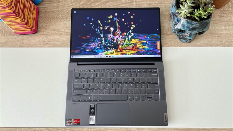Khả năng mở màn hình gập 180 độ độc đáo trên Lenovo Yoga Slim 7