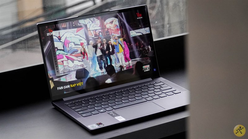 Laptop Lenovo Yoga Slim 7 vẫn cho chất lượng hiển thị tốt ngay cả khi thay đổi góc nhìn hay sử dụng ngoài trời
