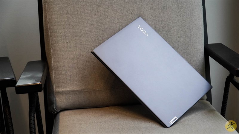 Lenovo Yoga Slim 7 có thiết kế mỏng nhẹ, dễ dàng mang theo khắp mọi nơi