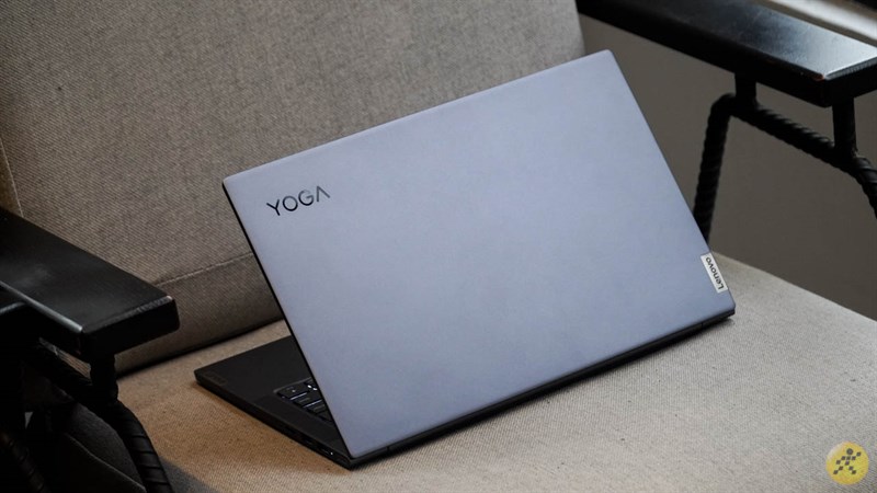 Lenovo Yoga Slim 7 có thiết kế cực kỳ sang trọng, tinh tế