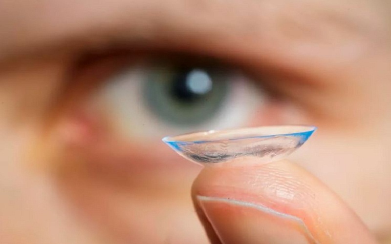 Sử dụng kính áp tròng kém chất lượng sẽ gây hại tới mắt của người dùng