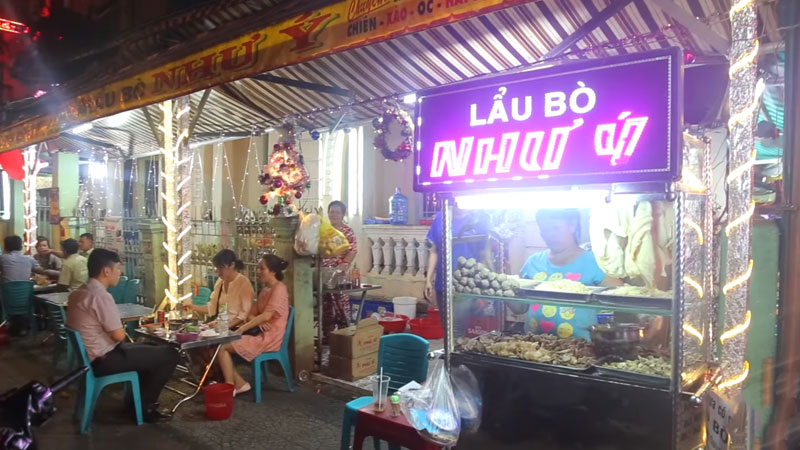 Khung cảnh tại quán lẩu bò Như Ý