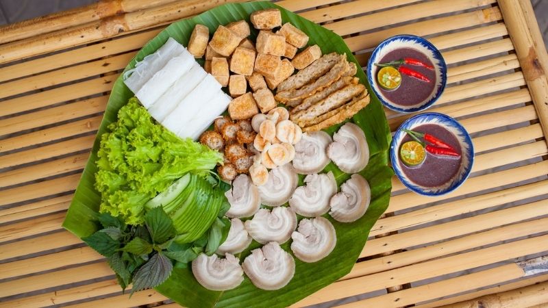 Mẹt bún đậu đầy đủ với đậu, bún, chả, thịt và rau