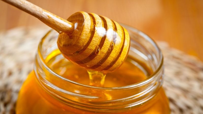Mật ong chứa nhiều axit amin giúp hệ đường ruột làm việc tốt hơn
