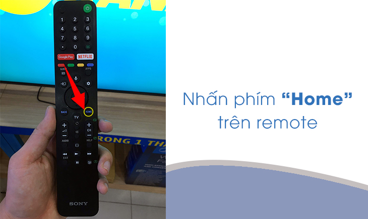 Bạn hãy bấm chọn nút Home trên remote tivi.