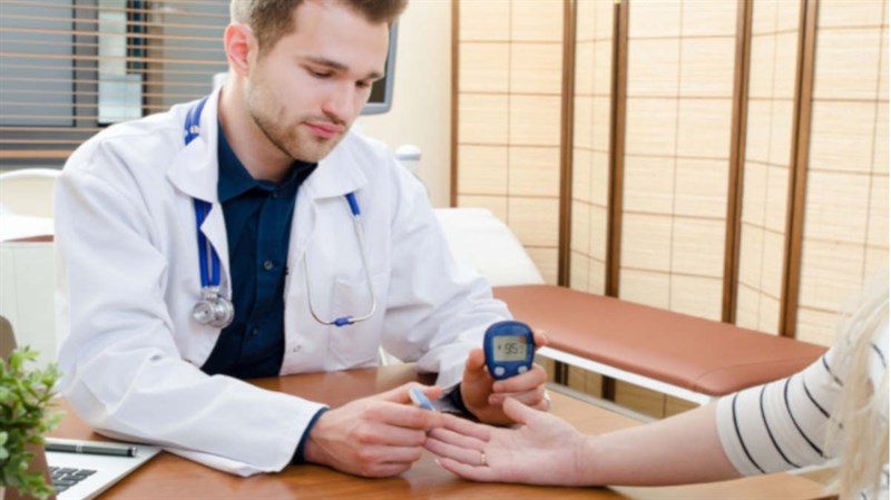 Nếu có các dấu hiệu, triệu chứng về bệnh tiểu đường, bạn nên thăm khám bác sĩ để được chẩn đoán chính xác