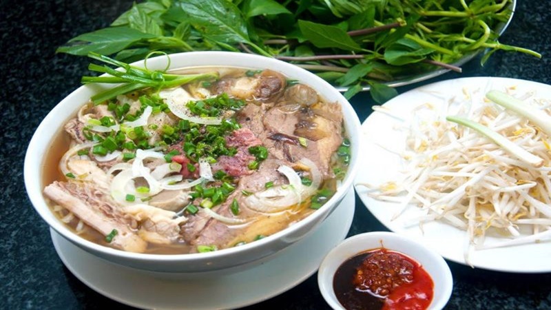 Thưởng thức tô phở nóng hổi tại quán Phở 10