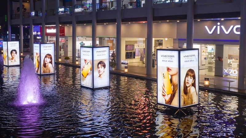 Trước ngày ra mắt, Vivo quảng bá dòng S12 khắp nơi, từ đại lộ cho đến các khu trung tâm thương mại rất hoành tráng
