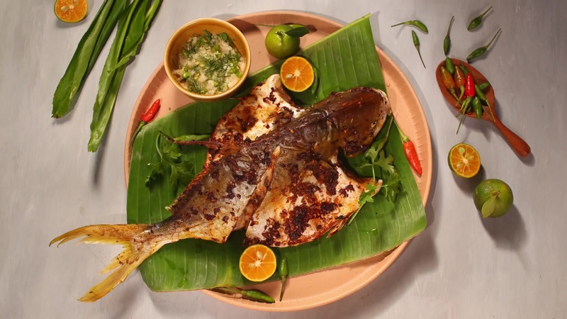 How to make grilled pomfret with spicy and fragrant chili in the kitchen