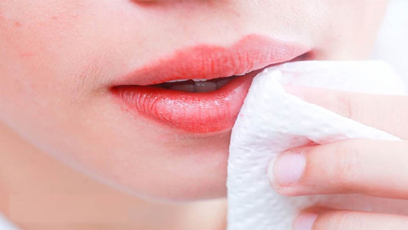 The correct way to remove makeup for the lips