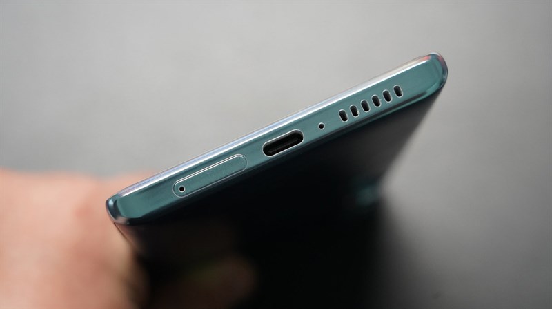 Cạnh dưới của Moto Edge S30 là nơi đặt loa ngoài, mic thoại và cổng sạc USB - C Cạnh dưới của Moto Edge S30 là nơi đặt loa ngoài, mic thoại và cổng sạc USB - C