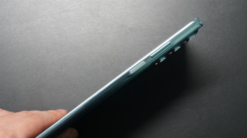 Cạnh phải của Moto Edge S30 Cạnh phải của Moto Edge S30