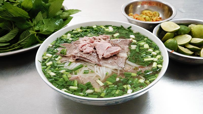 Tô phở tái nạm thơm ngon