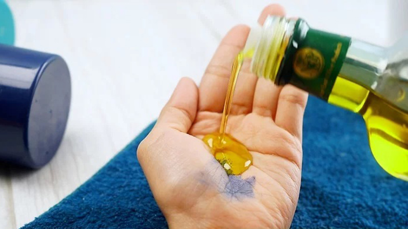 Dầu olive có tác dụng phân hủy các phân tử của sơn xịt